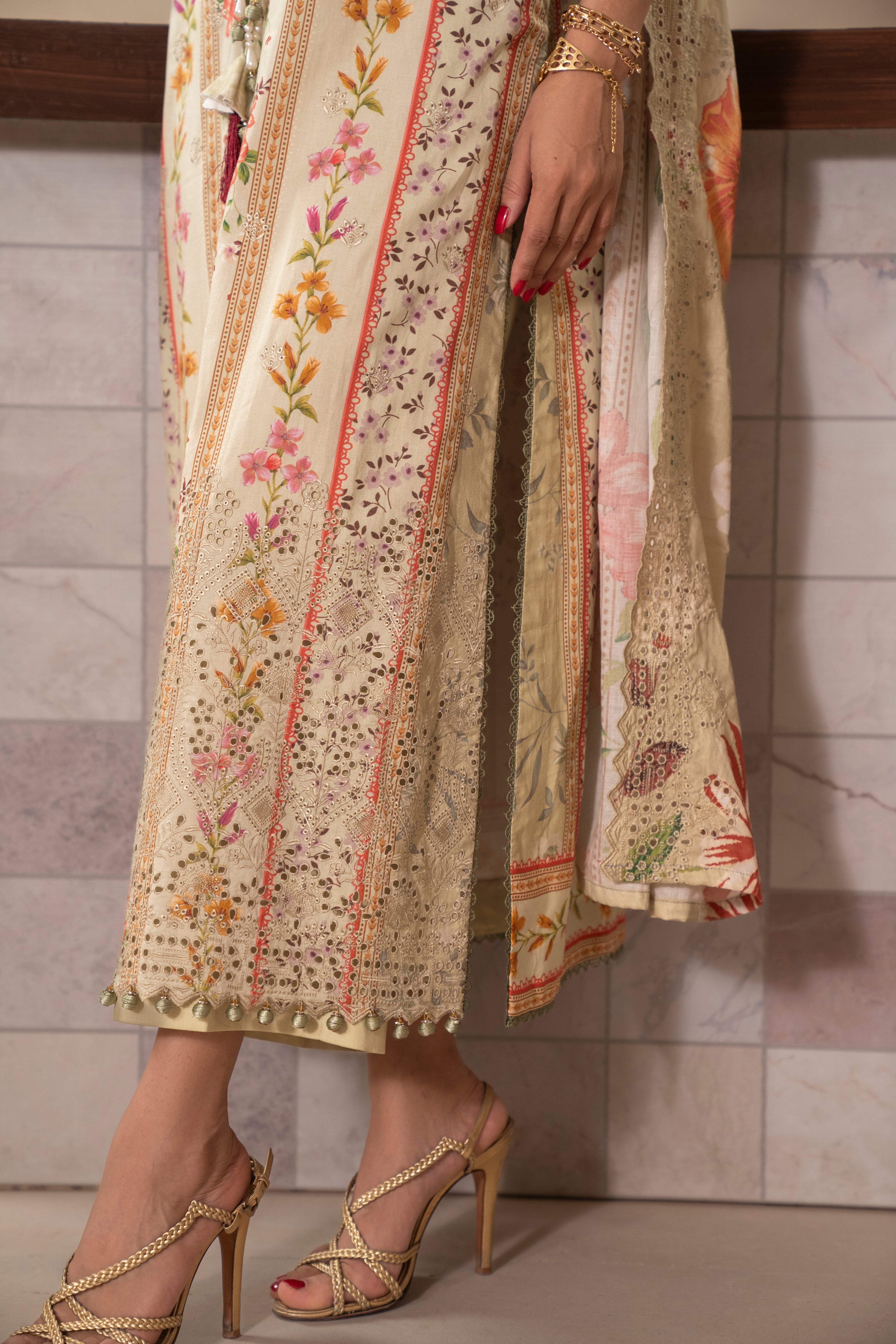 D713 - Collection Embroidered