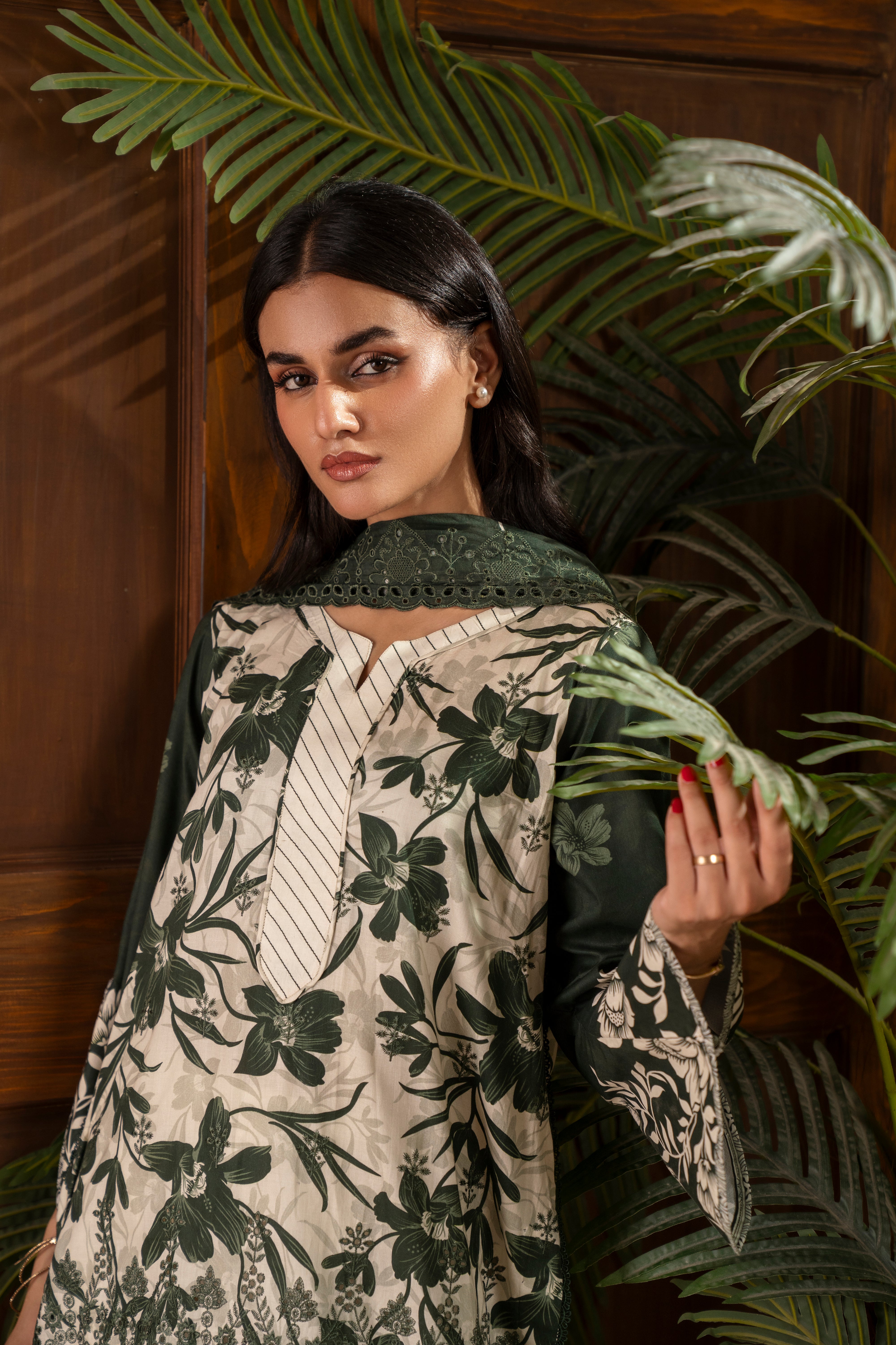 D737 - Collection Embroidered