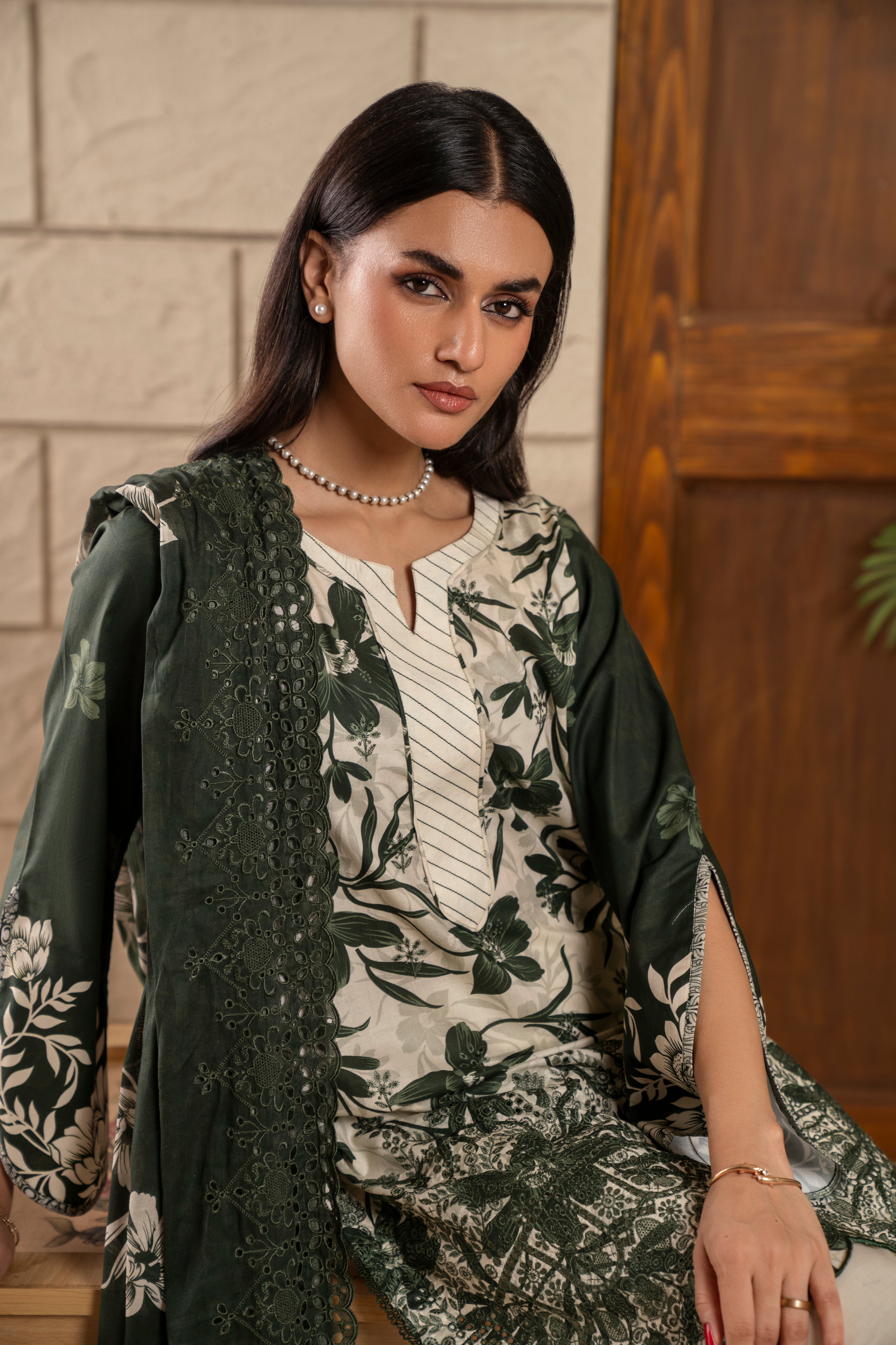 D737 - Collection Embroidered