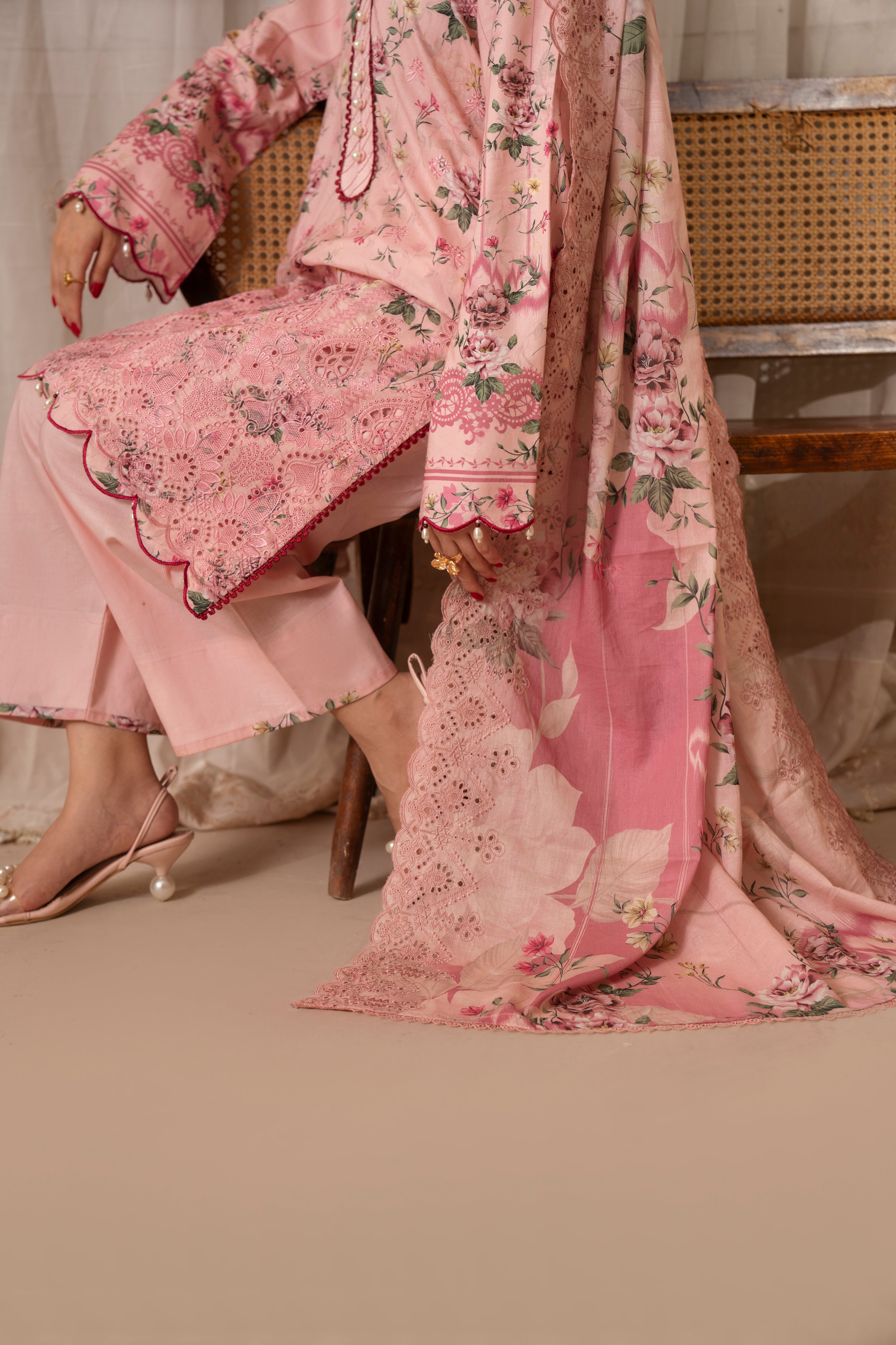 D719 - Collection Embroidered