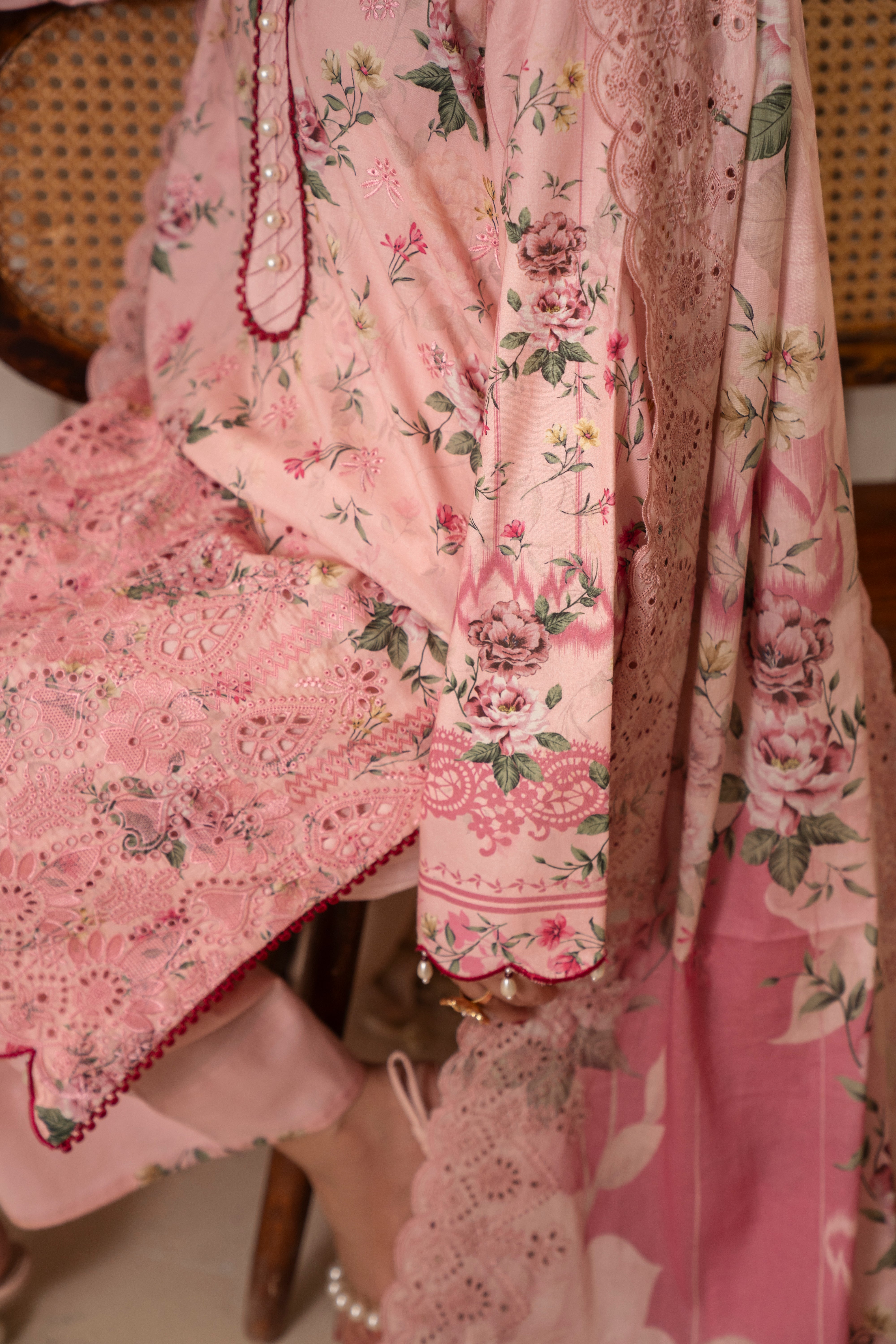 D719 - Collection Embroidered