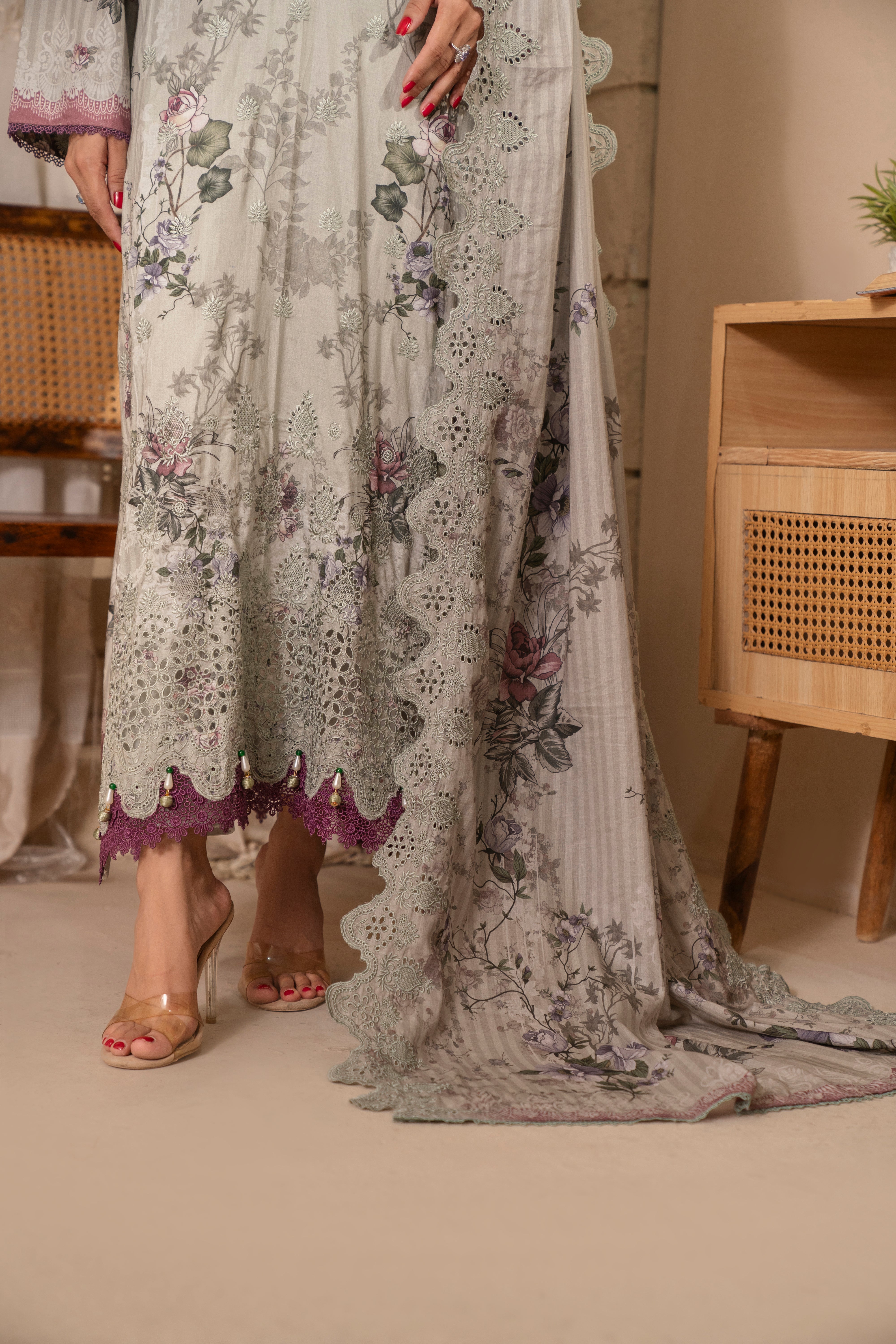D711 - Collection Embroidered