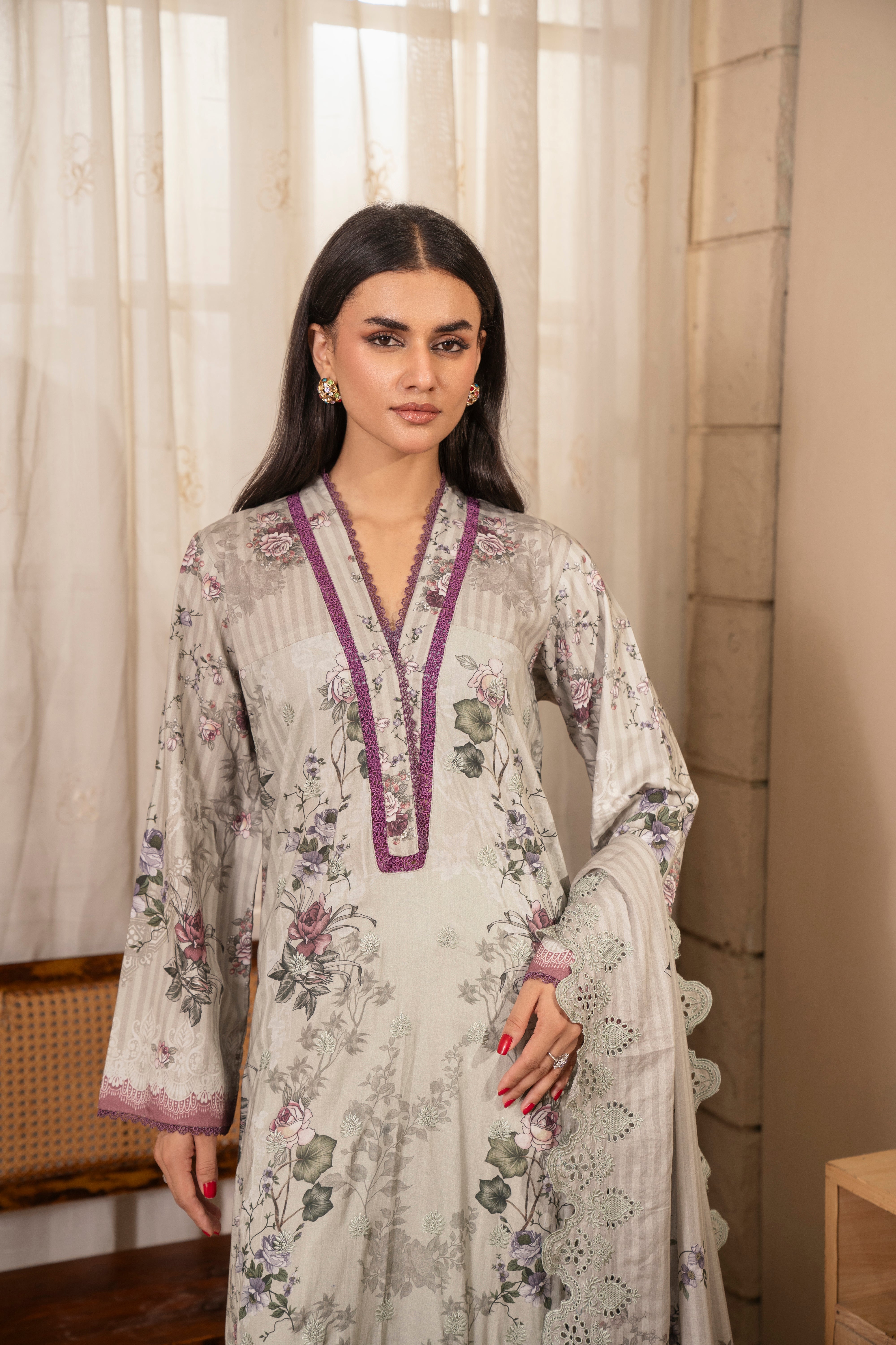 D711 - Collection Embroidered